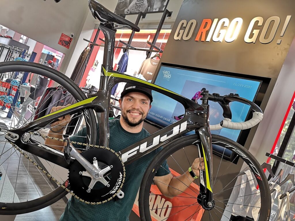 El ciclista de pista Nayib Leandro Madrigal levanta su nueva bicicleta Fuji Track Elite. Fotografía: Osvaldo Calderón