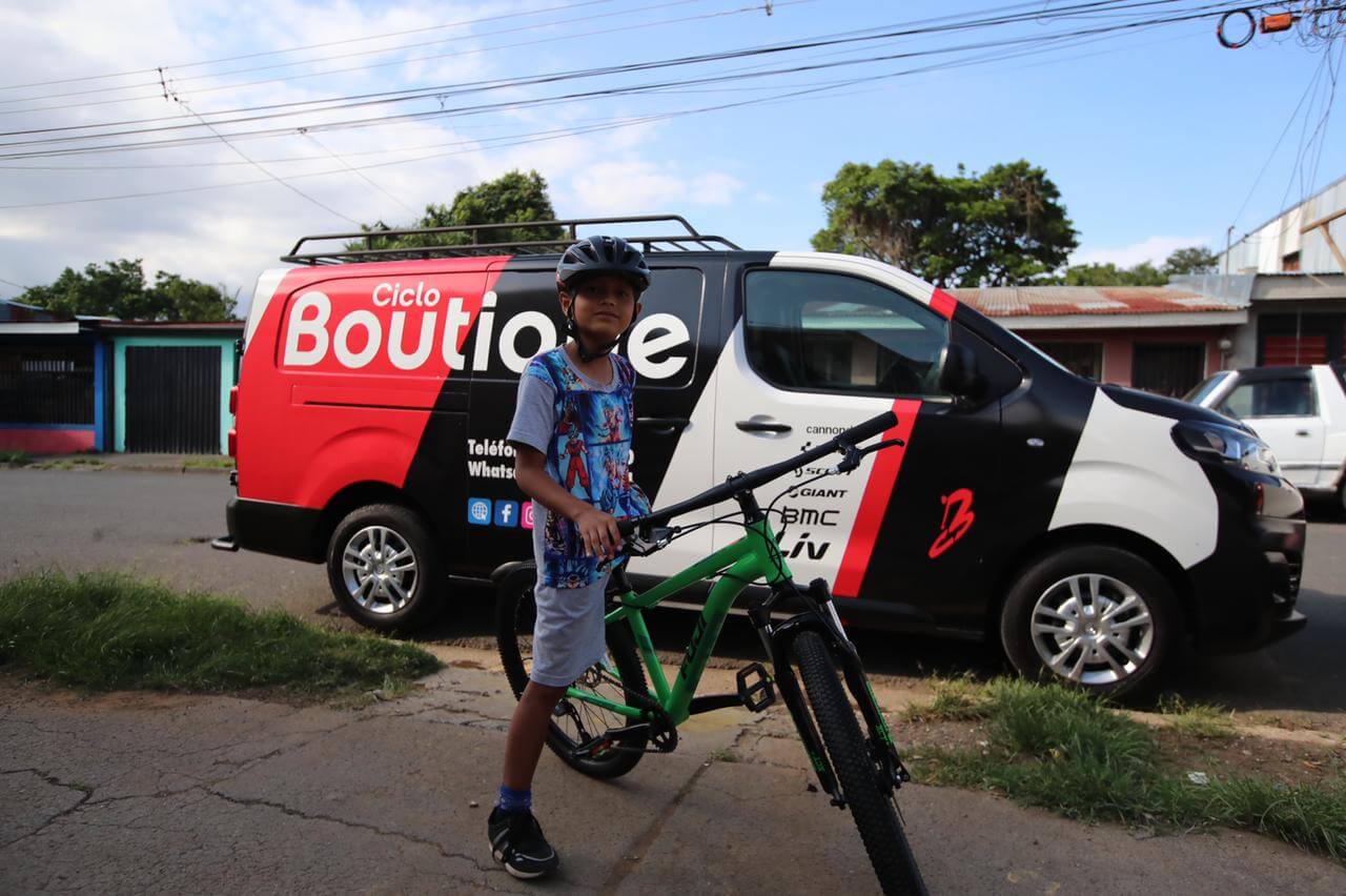 Gabriel Molina posa con su nueva bicicleta Fuji, un patrocionio de Ciclo Boutique. Fotografía: Alonso Tenorio